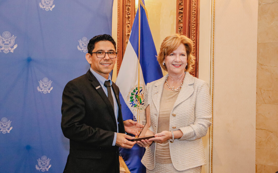 Celebrando una Década de Éxito: Felicitaciones al Programa de Becas Salvadoreño Americano (SASP)