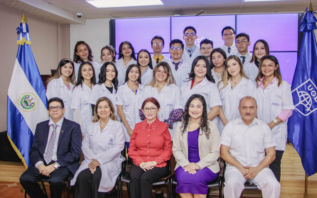 Celebrando un Hito Histórico: La Imposición de Gabacha para la Primera Generación de Estudiantes de Doctorado en Medicina de la UGB