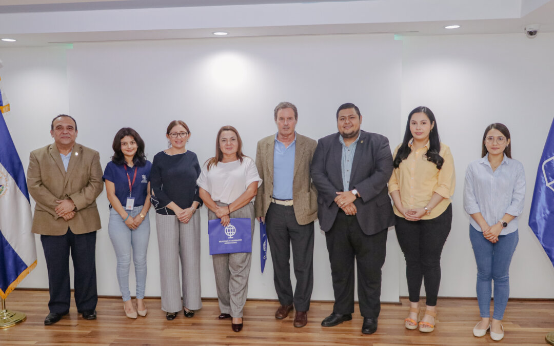 Visita del Dr. Alfonso Ybarra Borres a la Universidad Gerardo Barrios