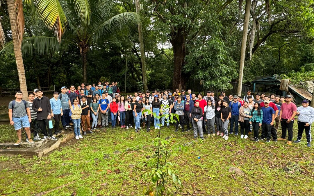 Estudiantes de la Facultad de Ciencia y Tecnología Participan en Proyecto de Reforestación en UGB Campus Salitre