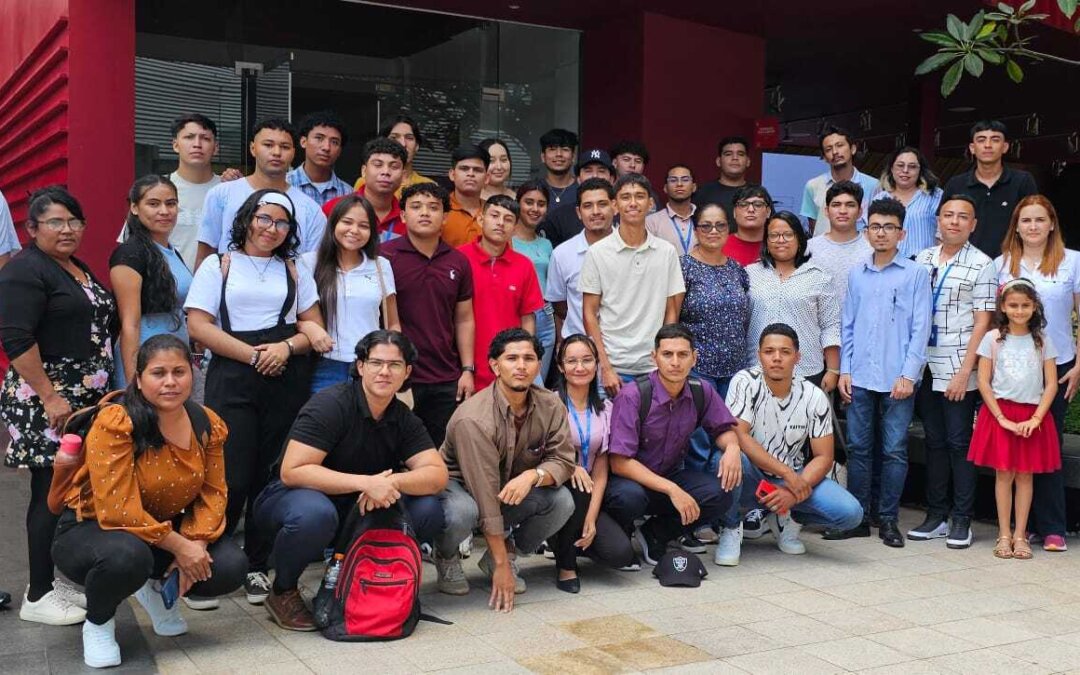 Estudiantes de Ingeniería en Sistemas y Redes Informáticas de la UGB vivieron una experiencia inolvidable en su Visita Técnica a SNBX y BINAES