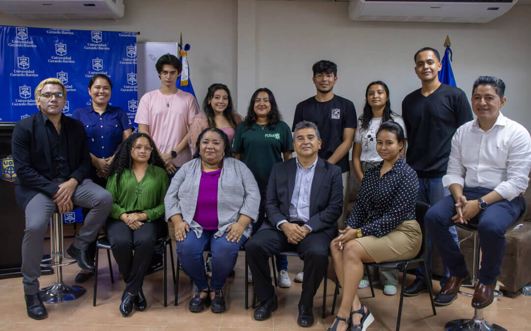 Profesionales que Inspiran: Un Encuentro Transformador en la Facultad de Ciencias y Tecnología