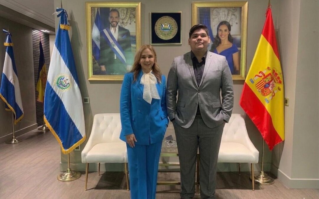Estudiante de Medicina de la UGB visita la Embajada de El Salvador en España durante su participación en MUN Madrid 2026
