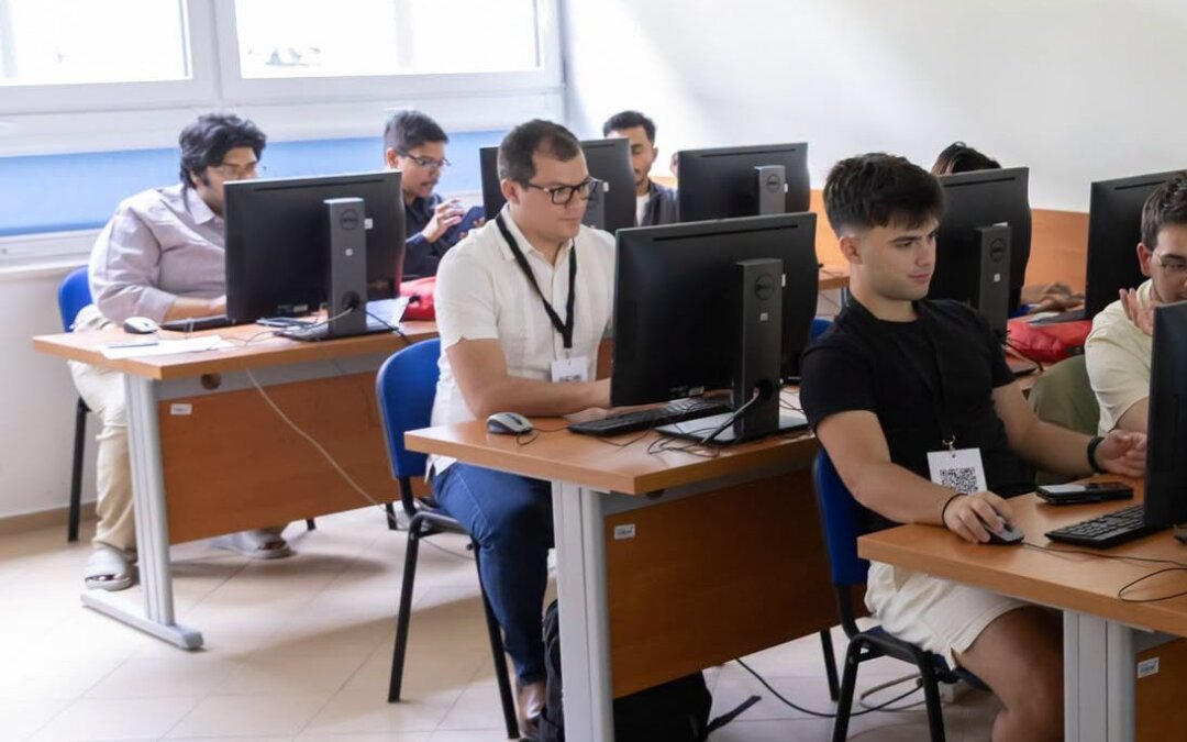 Luis Navarro ya representa a la UGB en programa internacional de formación en Polonia