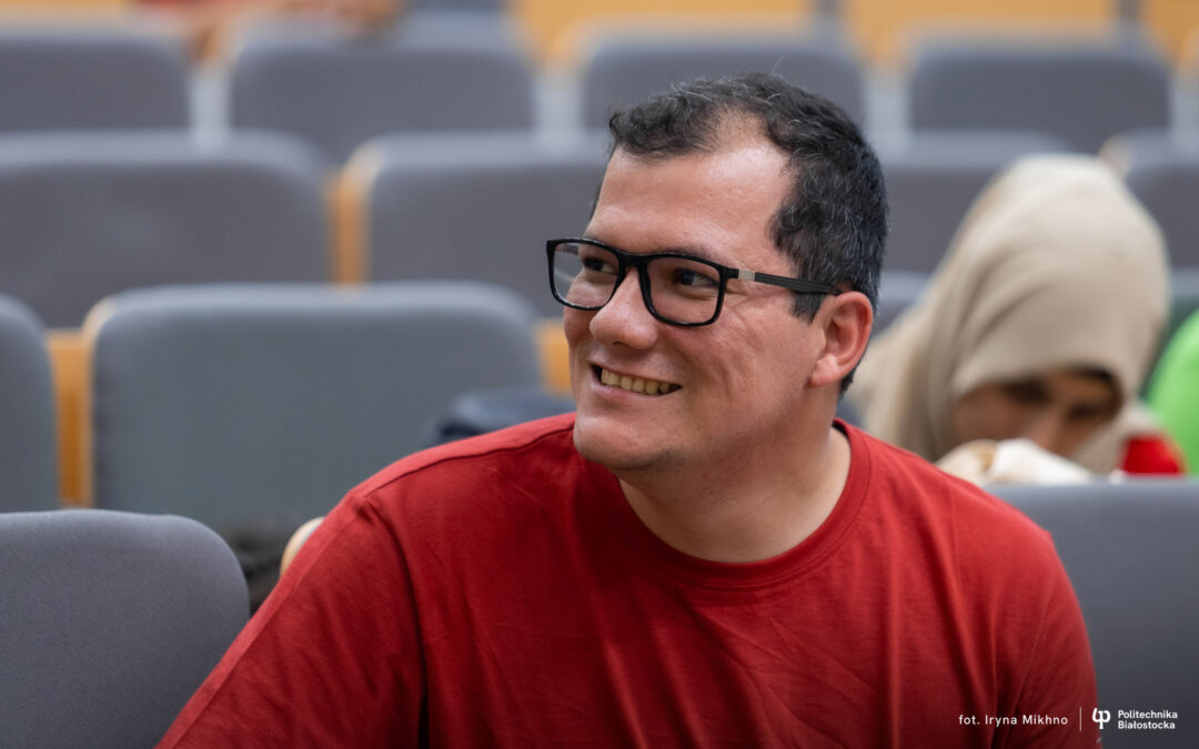 Luis Navarro regresa a la UGB con nuevos conocimientos y experiencias internacionales